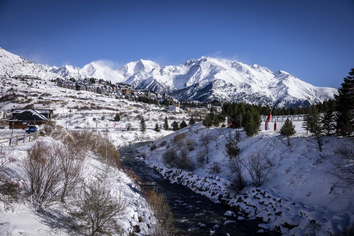 En imágenes | Inicio de la temporada invernal en las estaciones de esquí aragonesas