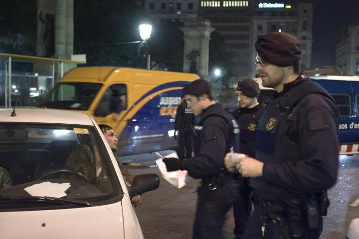 Control nocturno antidroga de los Mossos en Barcelona.