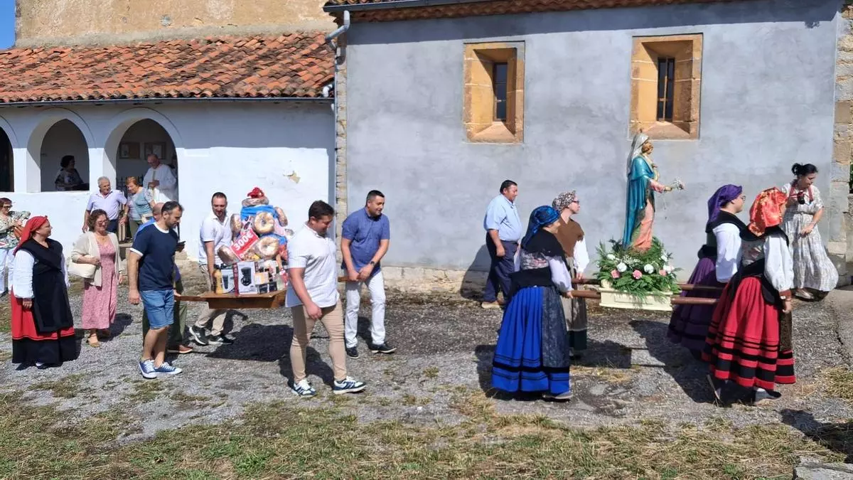 Celles cierra sus fiestas de Nuestra Señora del Rosario con misa, procesión y una corderada para 700 personas