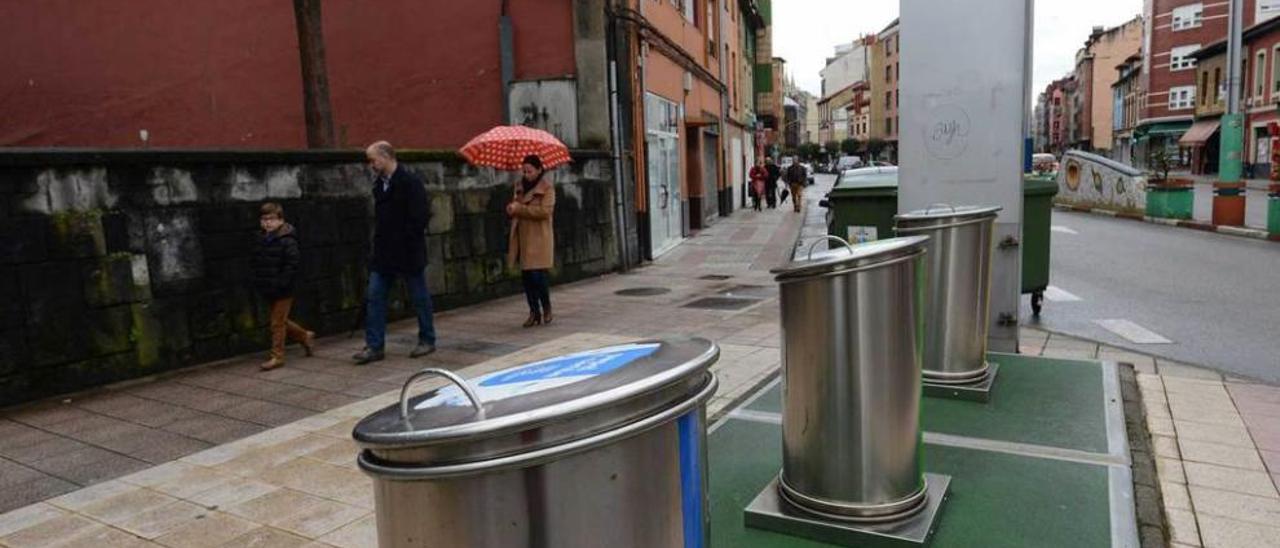 Tres contenedores soterrados de recogida selectiva, en Sama.