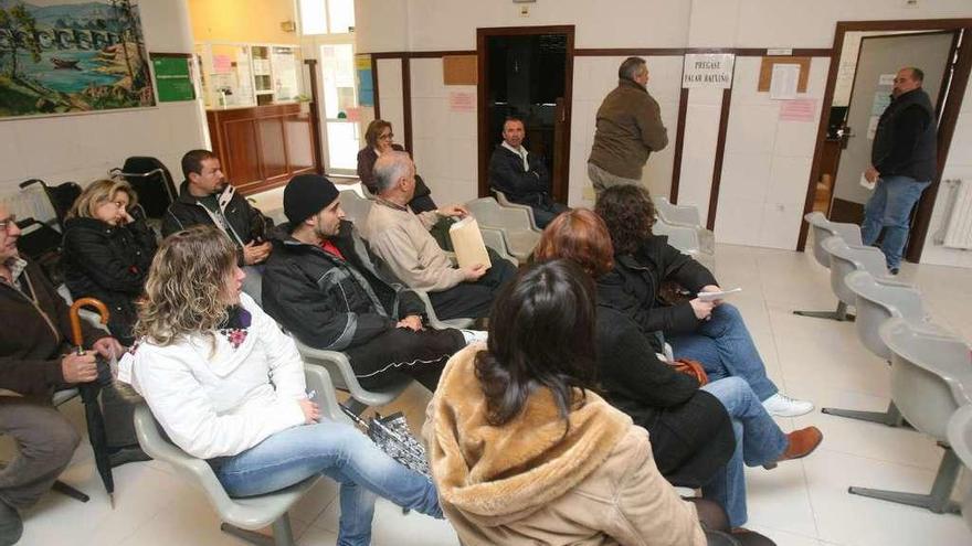 Pacientes en la sala de espera del centro de salud de Arcade.  // De Arcos