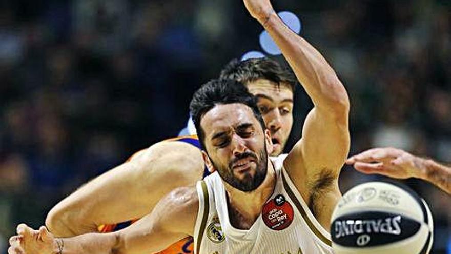 Campazzo observa cómo sale un balón en el partido de ayer contra el Valencia.