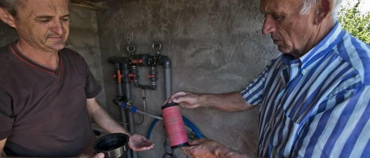 Regantes muestran la suciedad que lleva el agua y que acaba taponando las tuberías del riego por goteo en el Camp d&#039;Elx