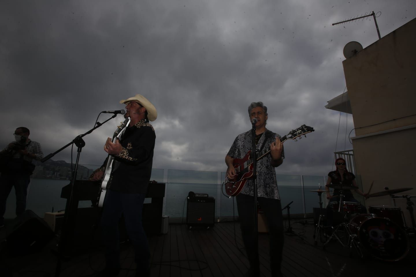 Los Rebeldes animan en Benidorm a vacunarse