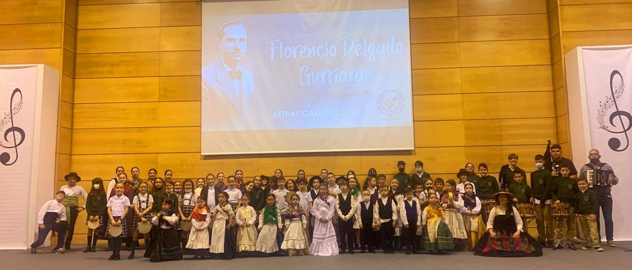 Alumnado do María  Inmaculada no festival que  organizaron no auditorio da  Semana Verde de Galicia.