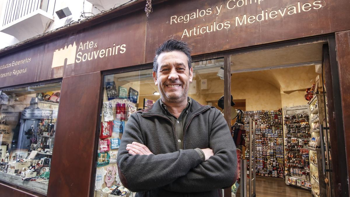 Jorge Andújar es presidente de Aexcotur. En la imagen posa delante de Arte &amp; Souvenirs a las puertas de su negocio en la calle Pintores.