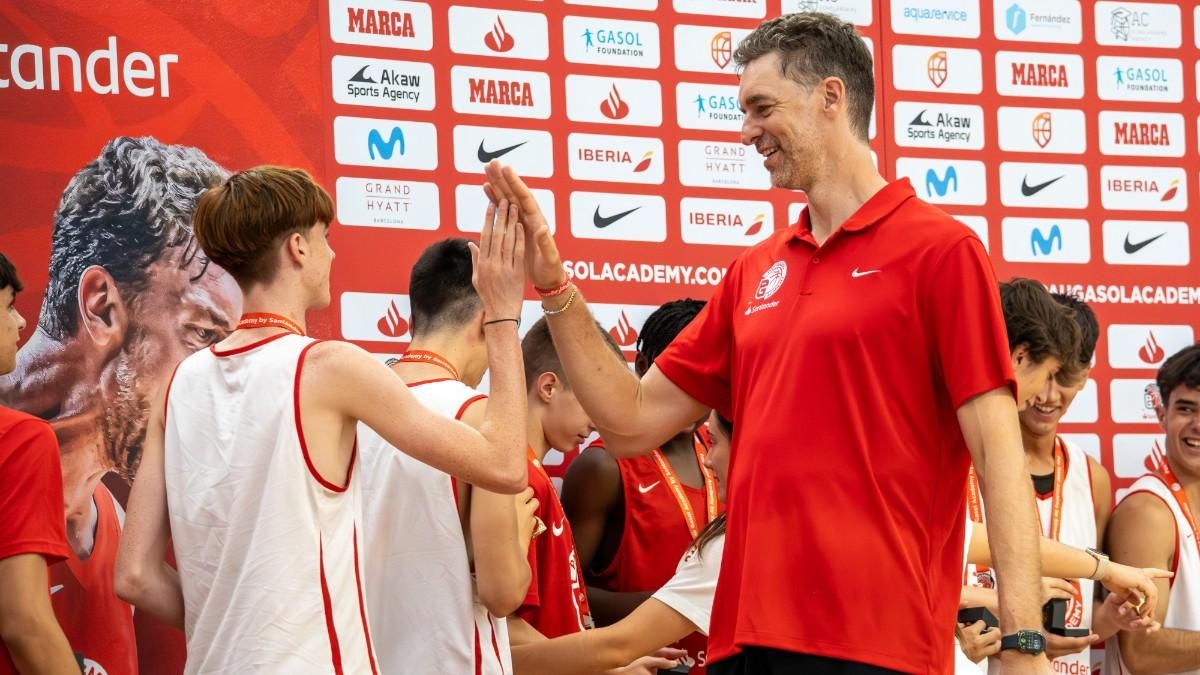 Gasol greets participants