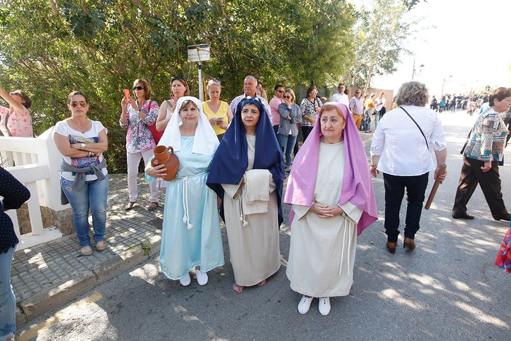 Centenares de personas asisten en el Puig de Missa a la recreación de la muerte de Jesucristo.