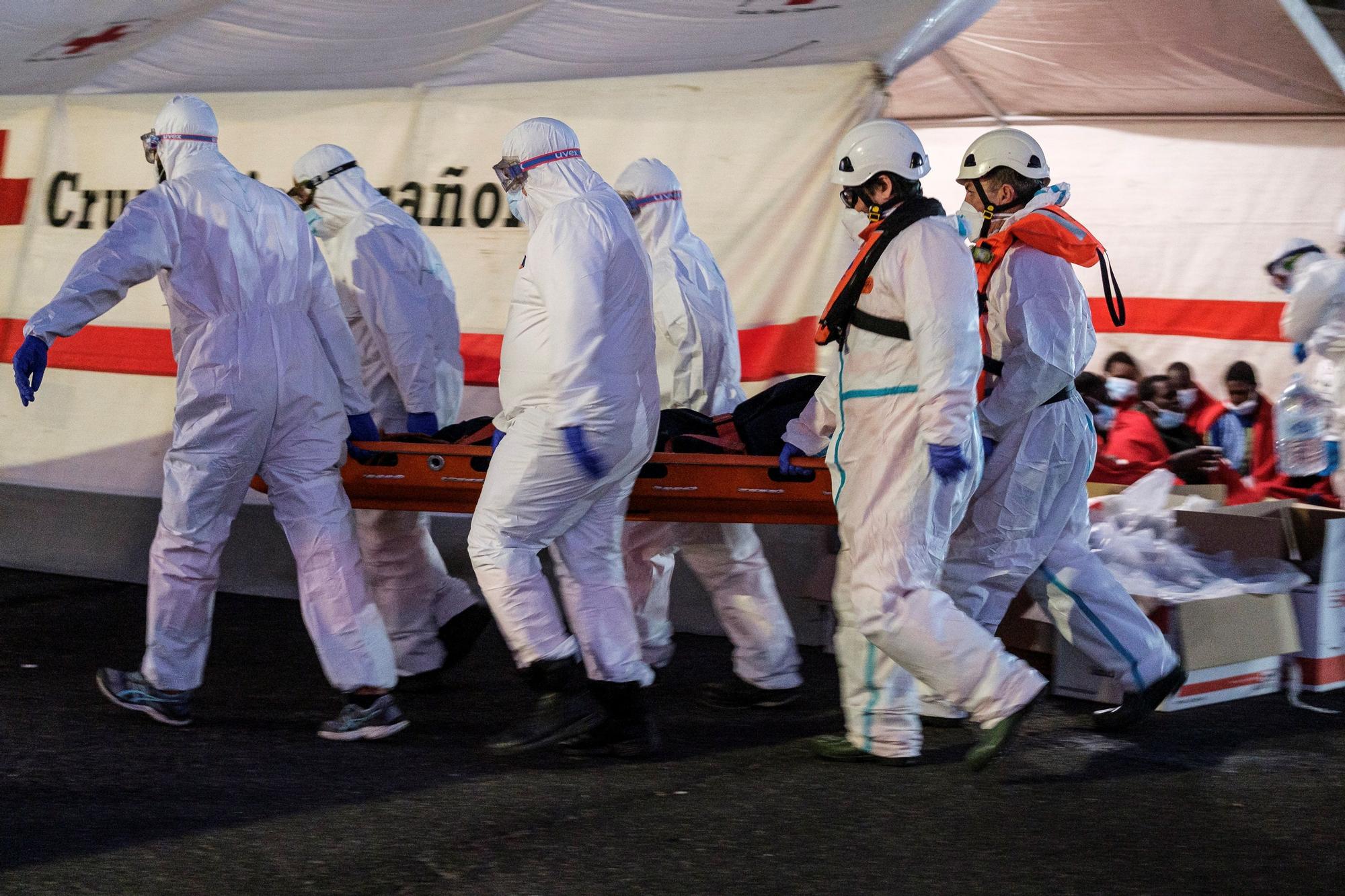 Fallecen cinco inmigrantes en un cayuco rescatado a 250 km de Canarias