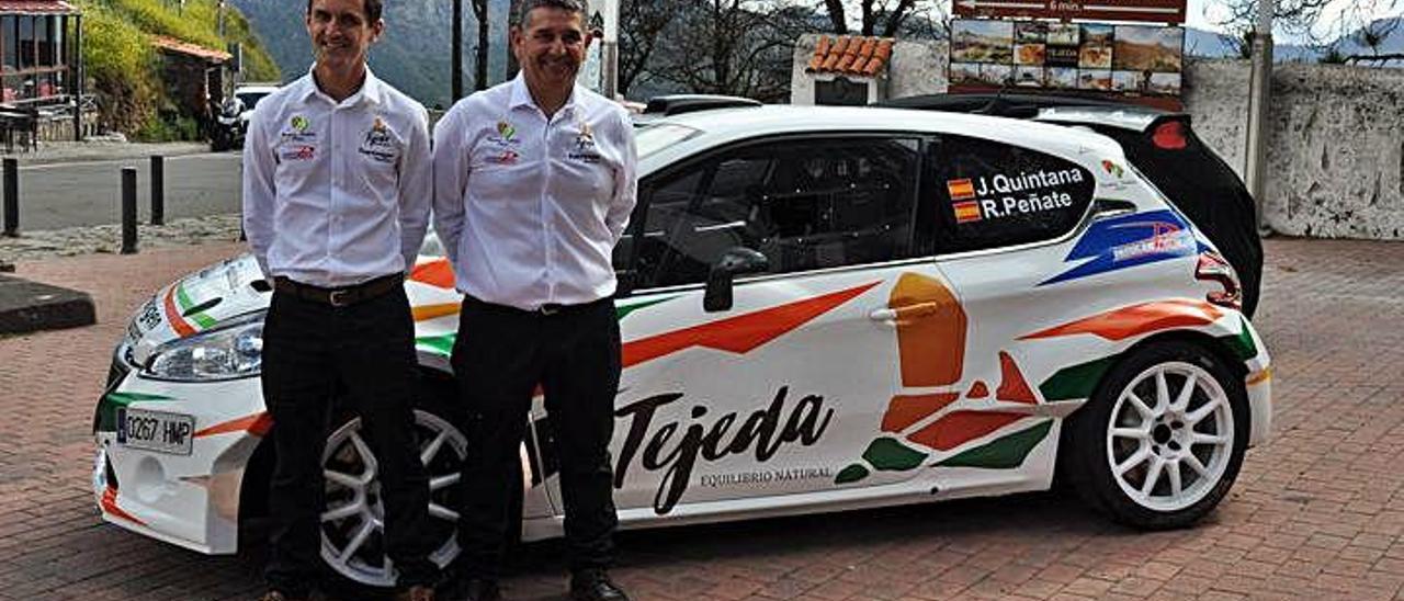 Juan Carlos Quintana (derecha) y Rogelio Peñate, junto al Peugeot 208 N5 en el Parador de Tejeda.