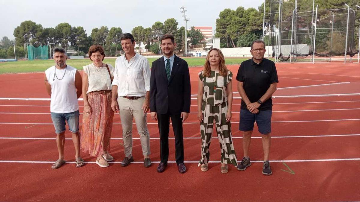 Representantes municipales y de los clubes usuarios, en la foto de la reapertura de la pista de atletismo de Gandia