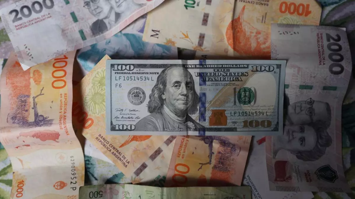 Milei necesita d車lares a toda costa y anuncia un blanqueo del dinero que los argentinos "guardan debajo del colch車n"