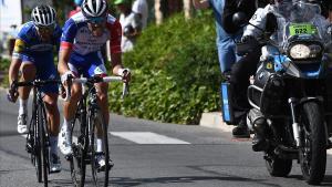 Pinot, seguido por Alaphilippe, después de atacar al resto de figuras, camino de Saint Étienne.