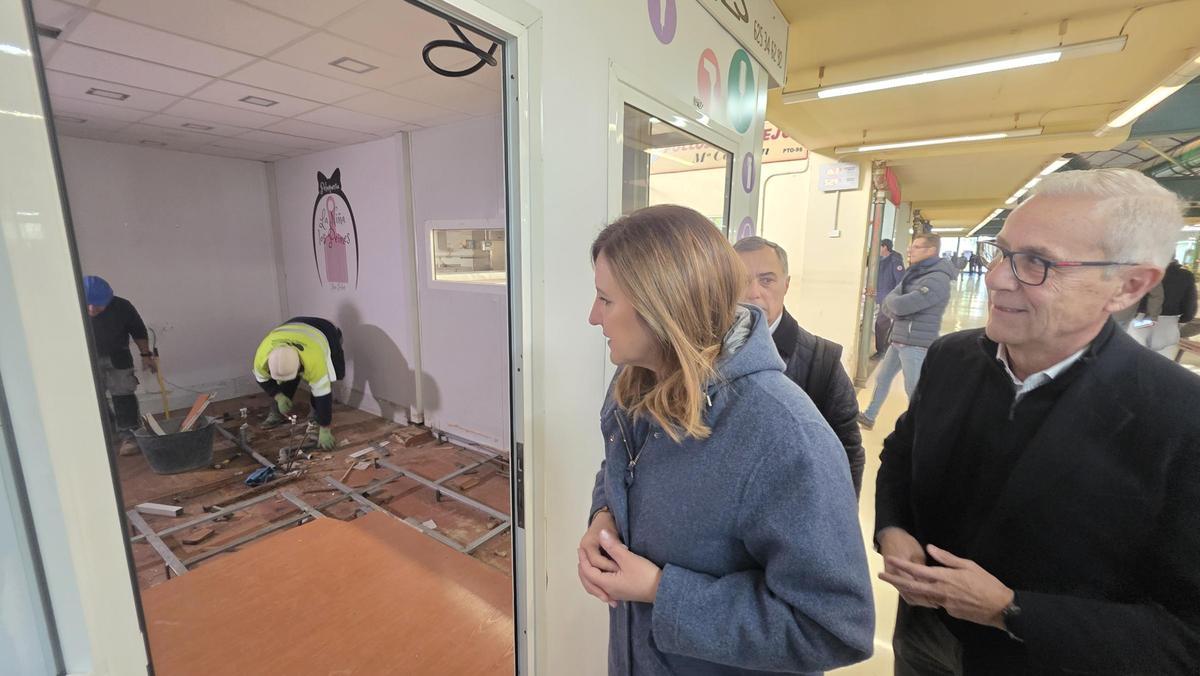 Catalá contempla las obras de la Sala de Lactancia