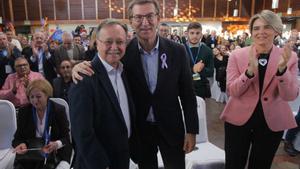 Alberto Núñez Feijóo junto a Juan Jesús Vivas, presidente del PP de Ceuta, durante el congreso del partido en la ciudad autónoma.