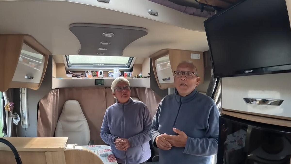 Maribel y Vicente, que llevan 5 años viviendo en 10m2 sin pagar facturas, enseñan el interior de su autocaravana.