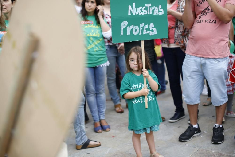 Concentración contra los recortes en las escualas infantiles de Asturias