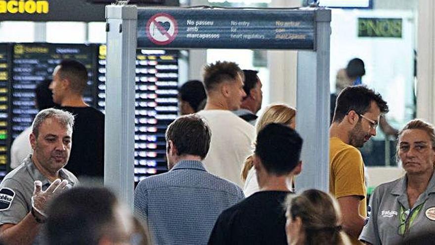 Els passatgers avancen pels filtres del control de seguretat a l&#039;aeroport de Barcelona.