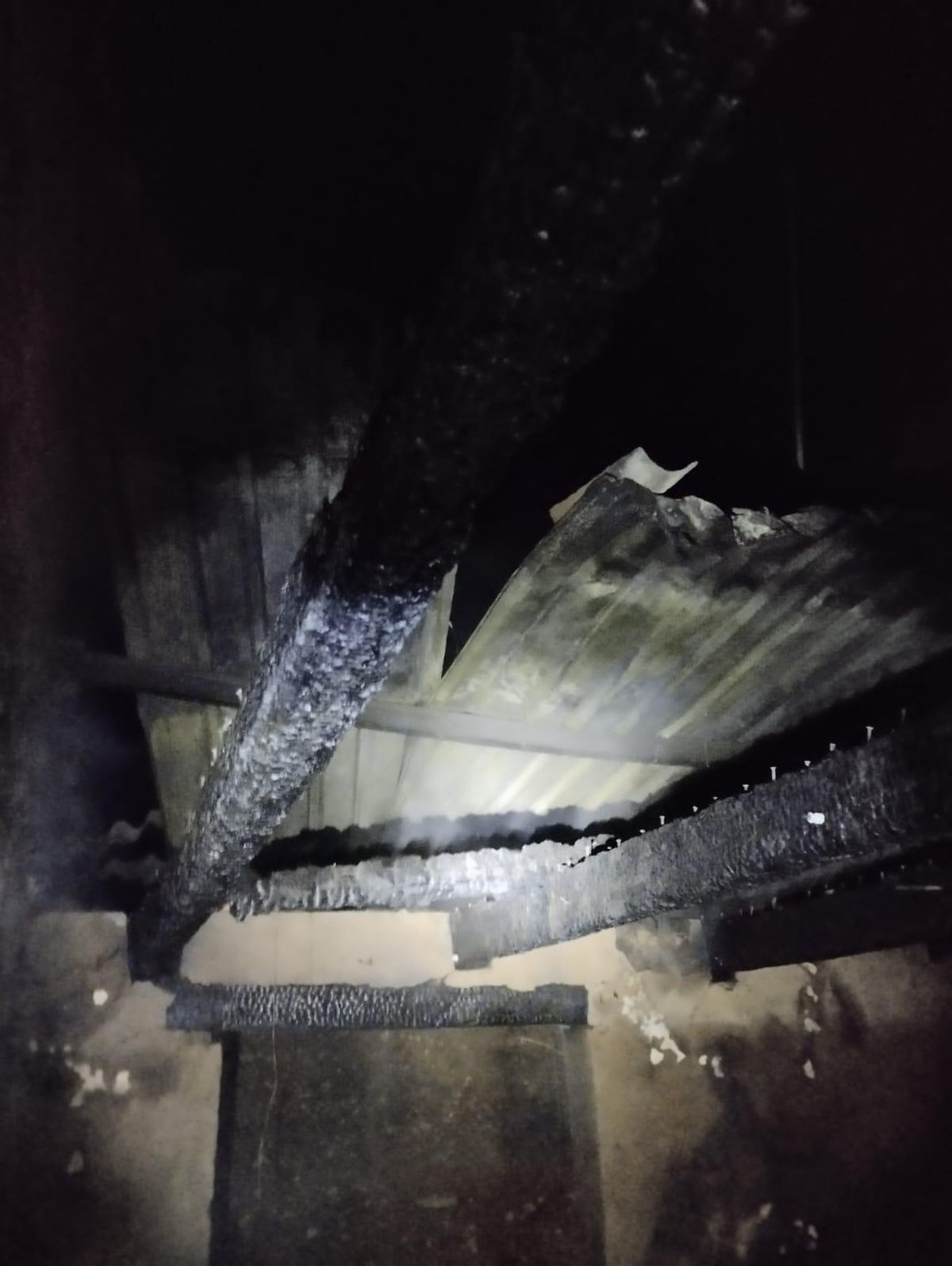 Interior de la vivienda tras el fuego en Olmillos de Valverde.