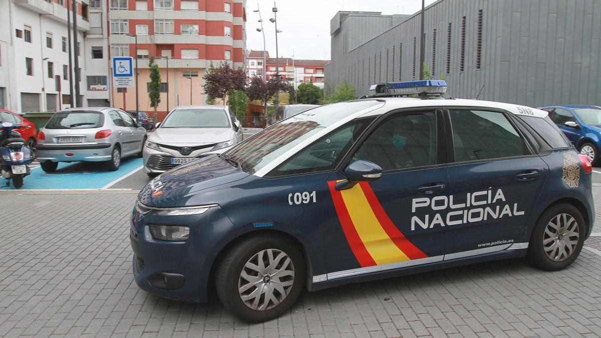 Un coche de la Policía Nacional en Ourense. | Iñaki Osorio