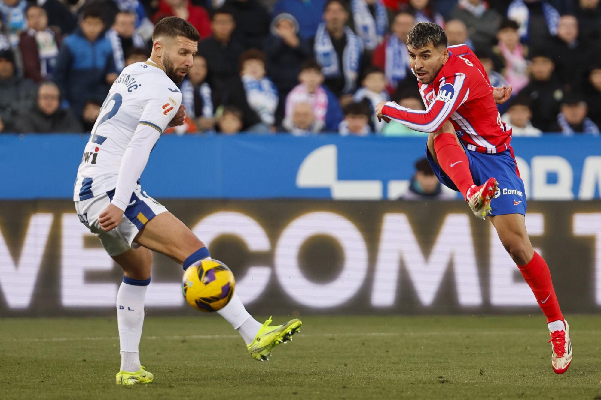 MADRID, 18/01/2025.- El delantero del Atlético de Madrid Ángel Correa (d) disputa un balón con el defensa del Leganés Matija Nastasić (i) durante el partido de LaLiga EA Sports entre CD Leganés y Atlético de Madrid, este sábado en el Estadio Municipal Butarque de Madrid. EFE/ Sergio Pérez
