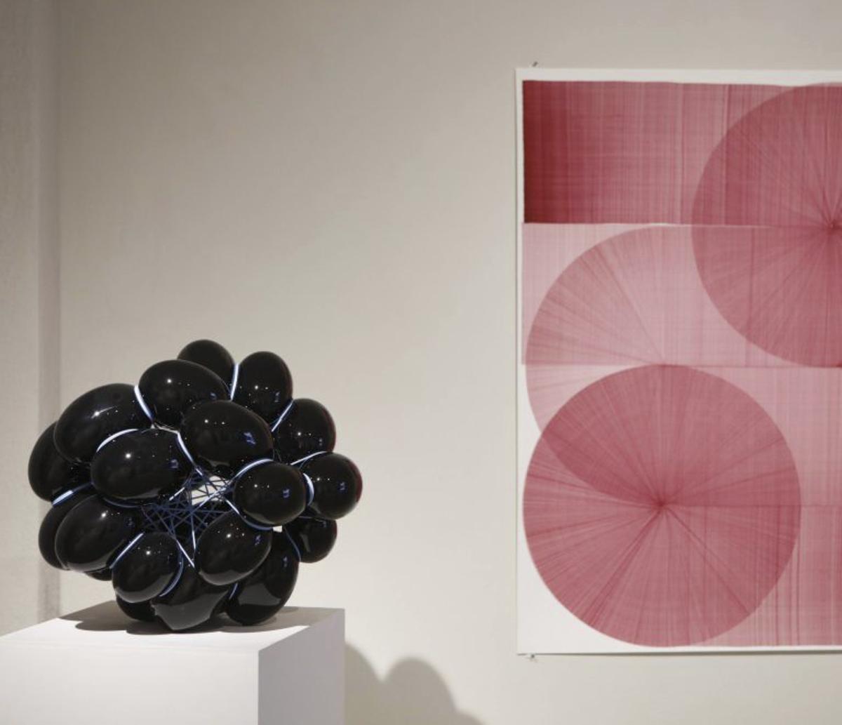 Una escultura de Ipsen y un cuadro de Thomas Trum.