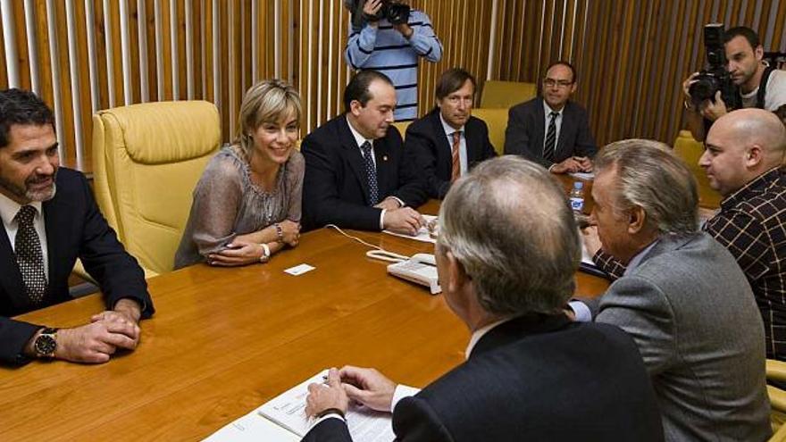 Los participantes en la reunión de ayer entre los representantes municipales y los del sector del mueble y la madera