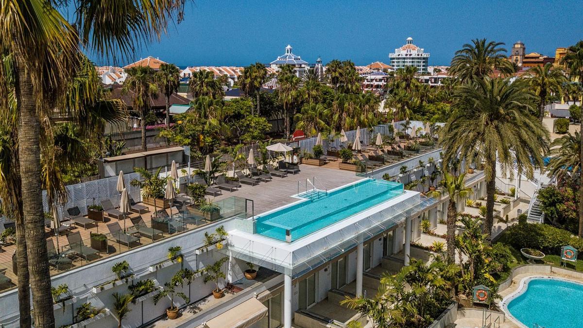 Terrazas y piscinas del Hotel Vulcano.