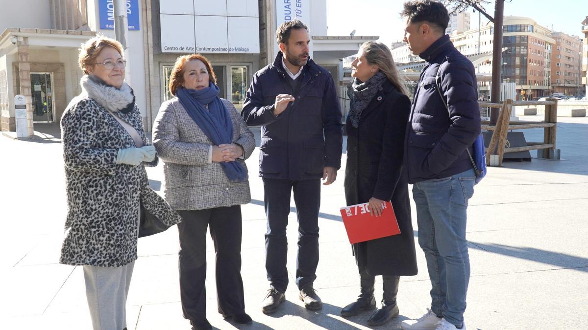 Concejales del PSOE de Málaga ante la sede del Centro de Arte Contamporáneo.