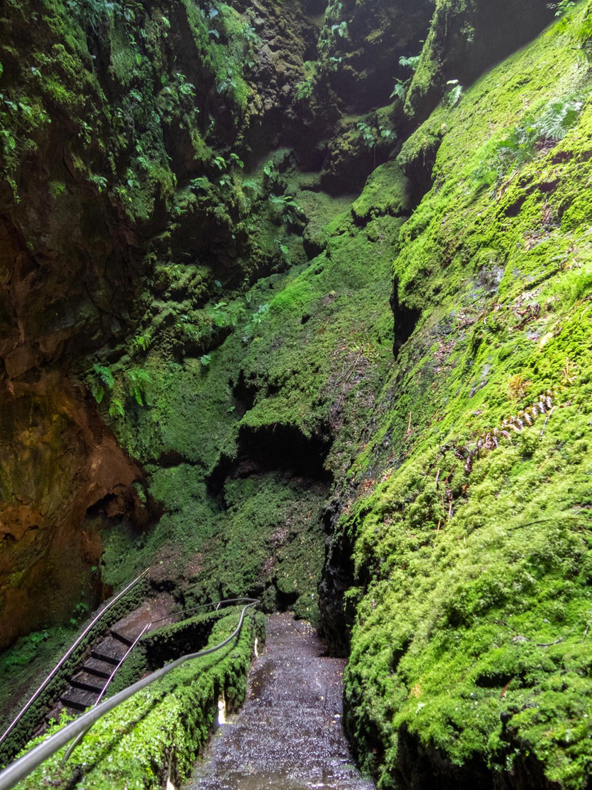 Se accede a través de una gran escalera de lava fosilizada 300 metros de longitud y 338 escalones.
