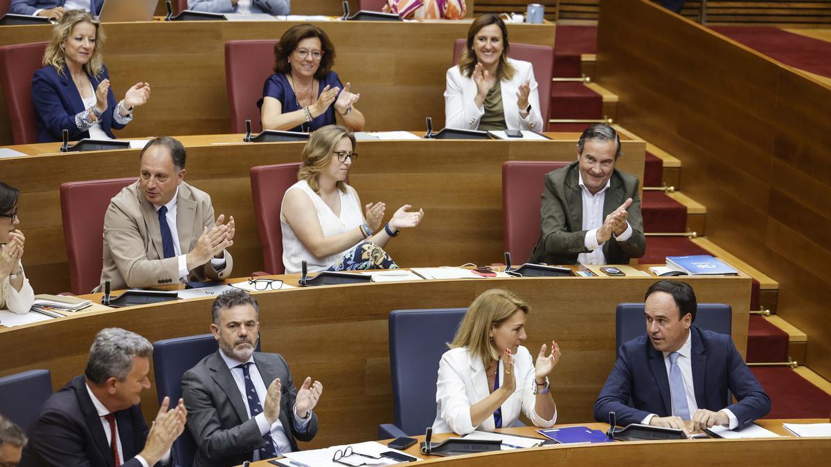 Los miembros del Consell aplauden a Juanfran Pérez Llorca durante la sesión de control en las Corts, este miércoles.