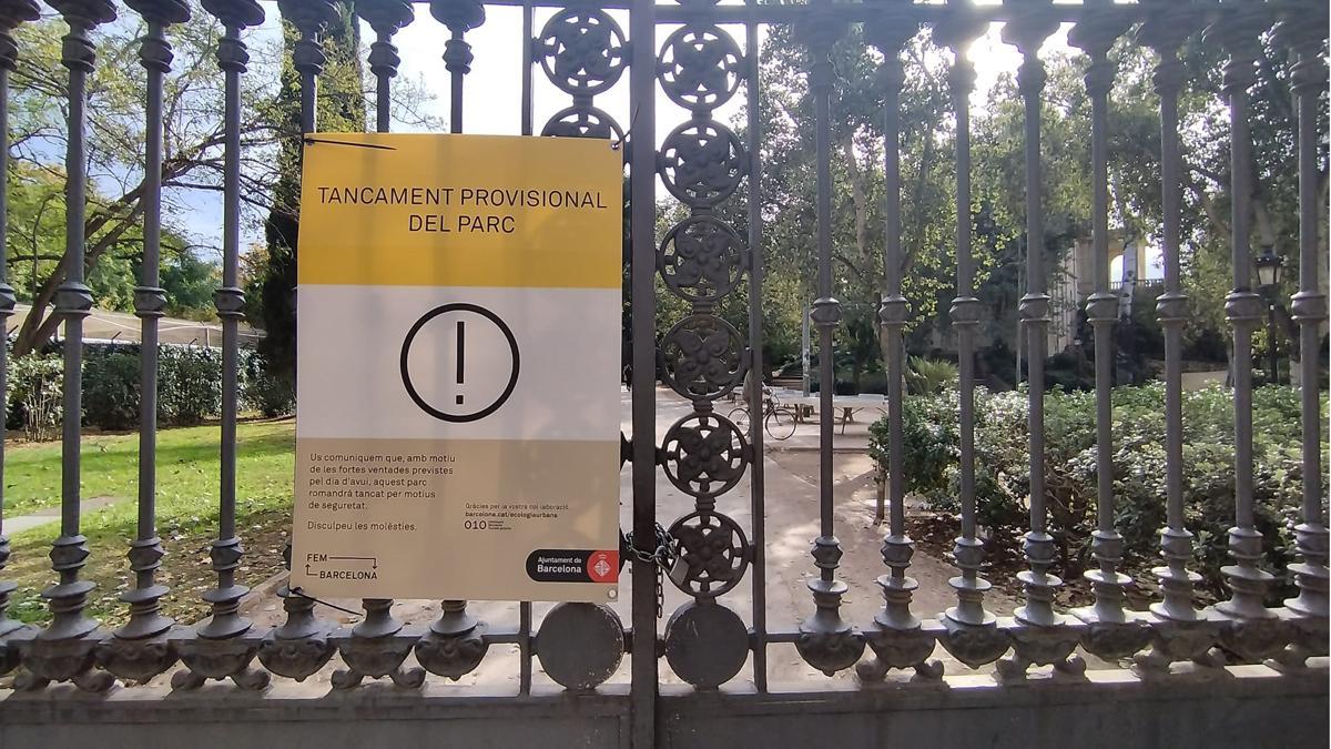 El parque de la Ciutadella, con un cartel que indica que está cerrado por el viento