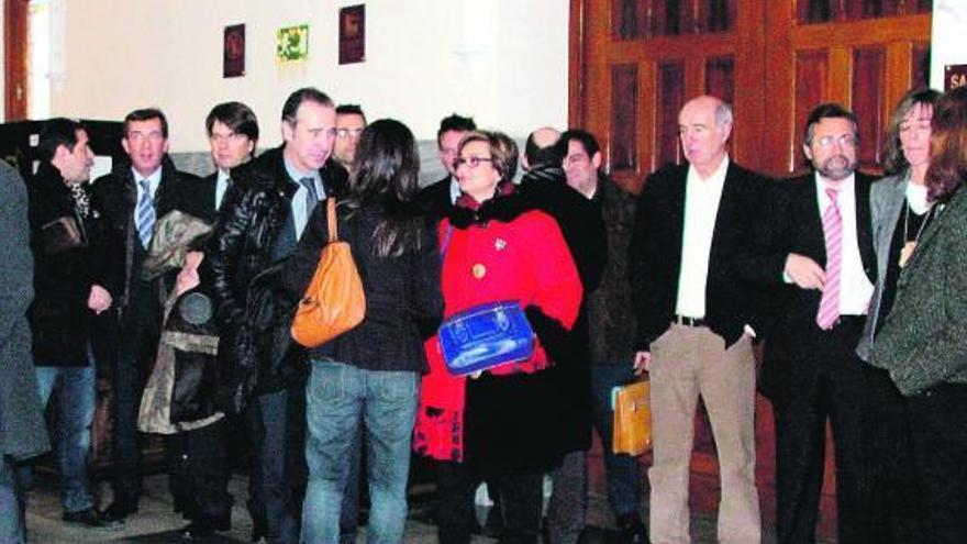 Jueces, magistrados y fiscales en el vestíbulo de la Audiencia Provincial, donde leyeron sus reivindicaciones.