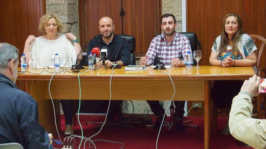 Villares, segundo por la izquierda, durante el acto de presentación de la nueva formación. // FdV