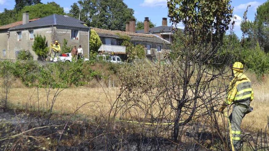 Integrantes de una cuadrilla controlan el incendio en Entrepeñas.