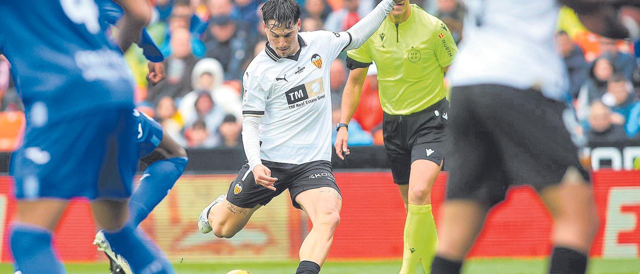 Sergi Canós disparando a portería frente al Getafe