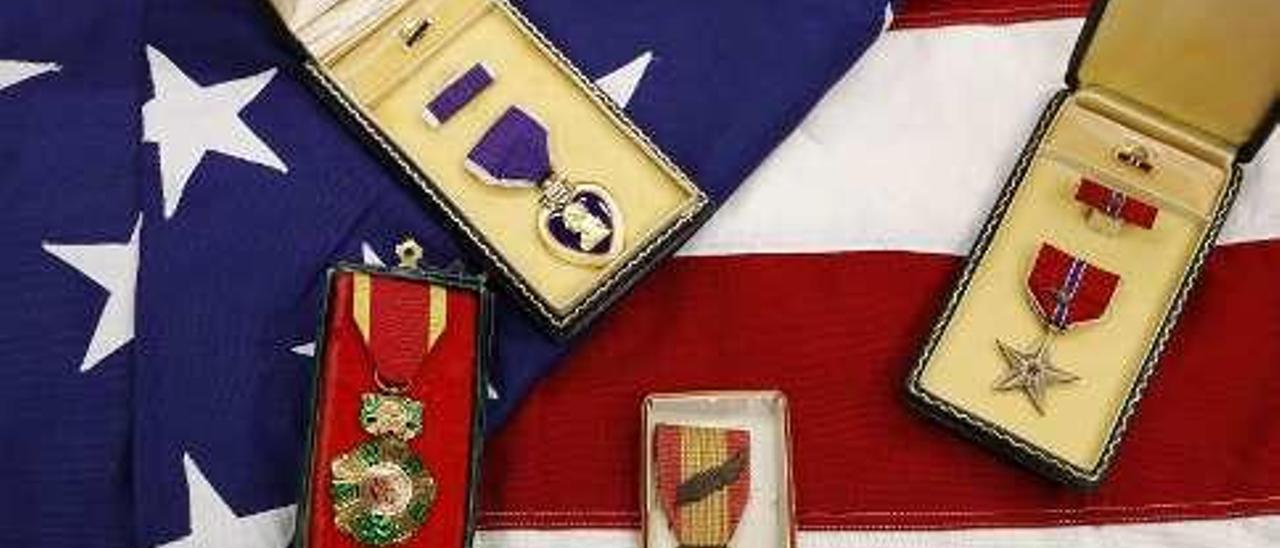 La bandera norteamericana del funeral y las medallas del capitán