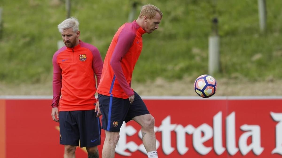 Mathieu, en un entrenamiento del Barcelona junto a Messi.