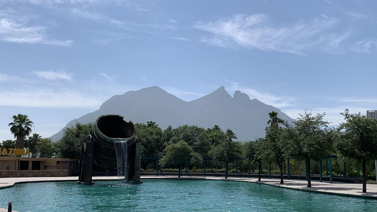 La Fuente de Acero es un referente de la ciudad de Monterrey, ubicada en el interior del Parque Fundidora, desde donde se observa el Cerro de la Silla