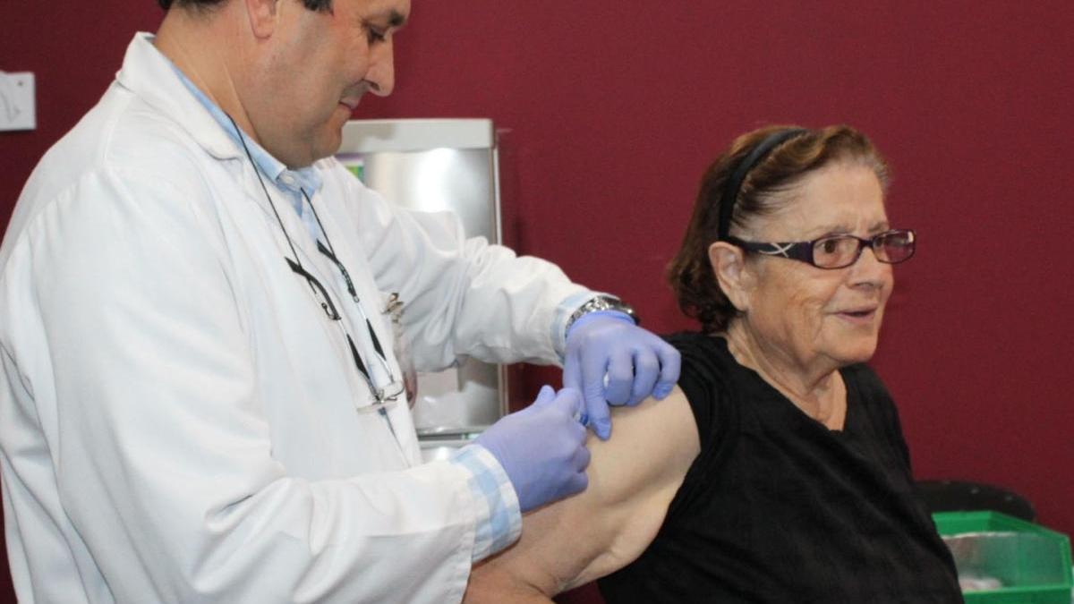 Los primeros en recibir la vacuna de la gripe serán los mayores de 65 años