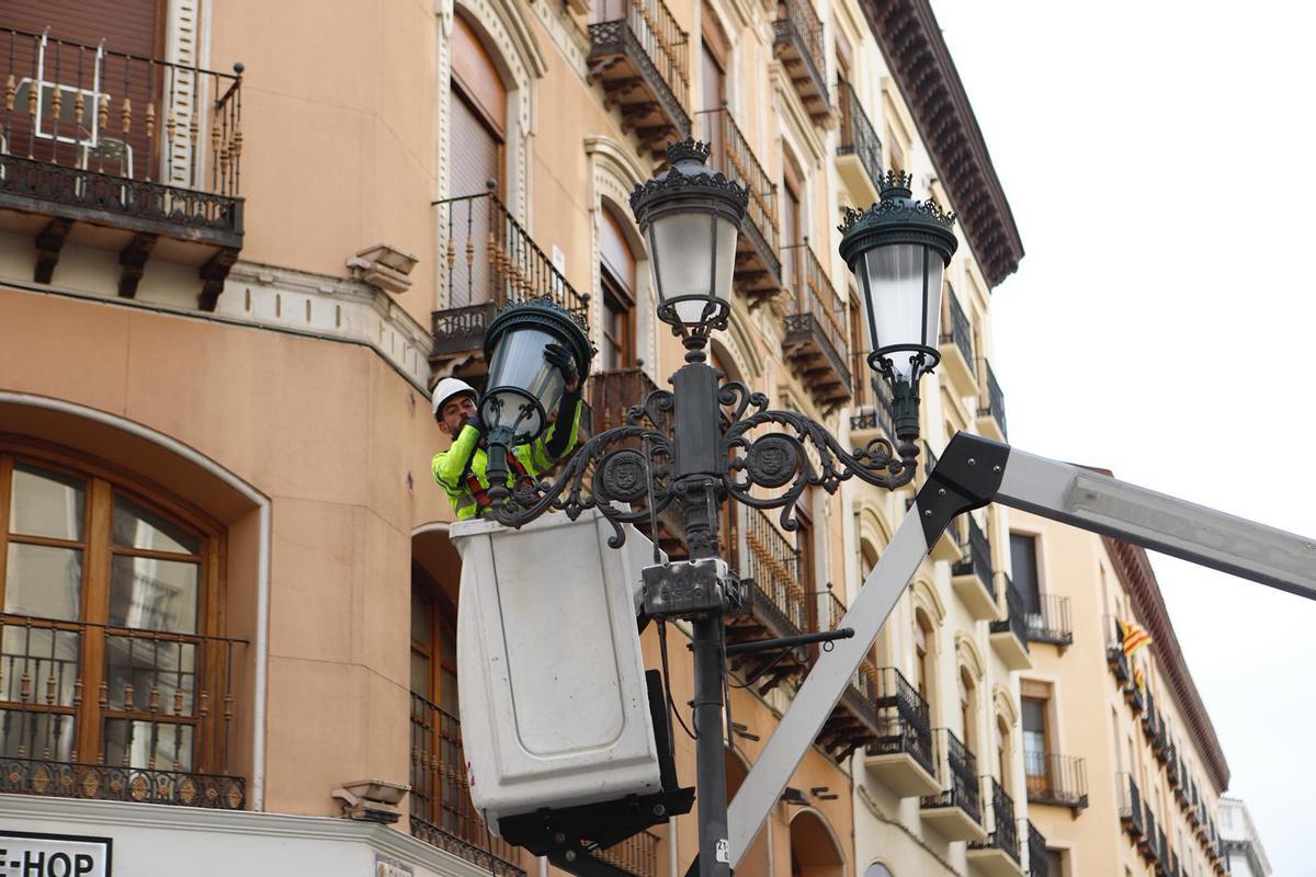 Comienza el desmontaje de las emblemáticas farolas de Averly en la calle Alfonso I de Zaragoza