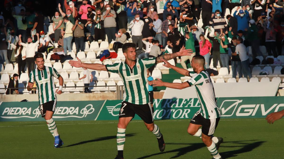 Willy Ledesma celebra uno de sus dos goles anotados para el Córdoba CF ante el Cacereño, el pasado domingo en El Arcángel.