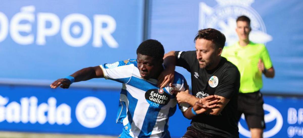 Mane pugna con un jugador del Salamanca en el duelo de la primera vuelta en Abegondo.