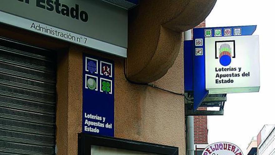 Un hombre pasea, ayer, junto a una de las administraciones de lotería de la capital cerradas ante la ausencia de premios.