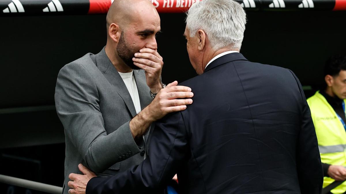Claudio Giráldez y Ancelotti se saludan