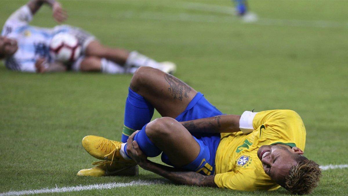 Neymar se queja de una entrada durante el último Brasil-Argentina