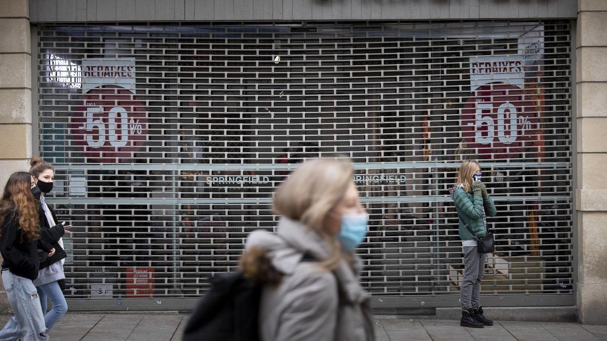 Una tienda cerrada en Barcelona para frenar los contagios por coronavirus.