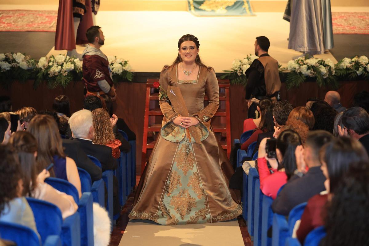 Na Violant d'Hongria: sueño medieval para Victoria Arcos en el 75º aniversario de la Germandat