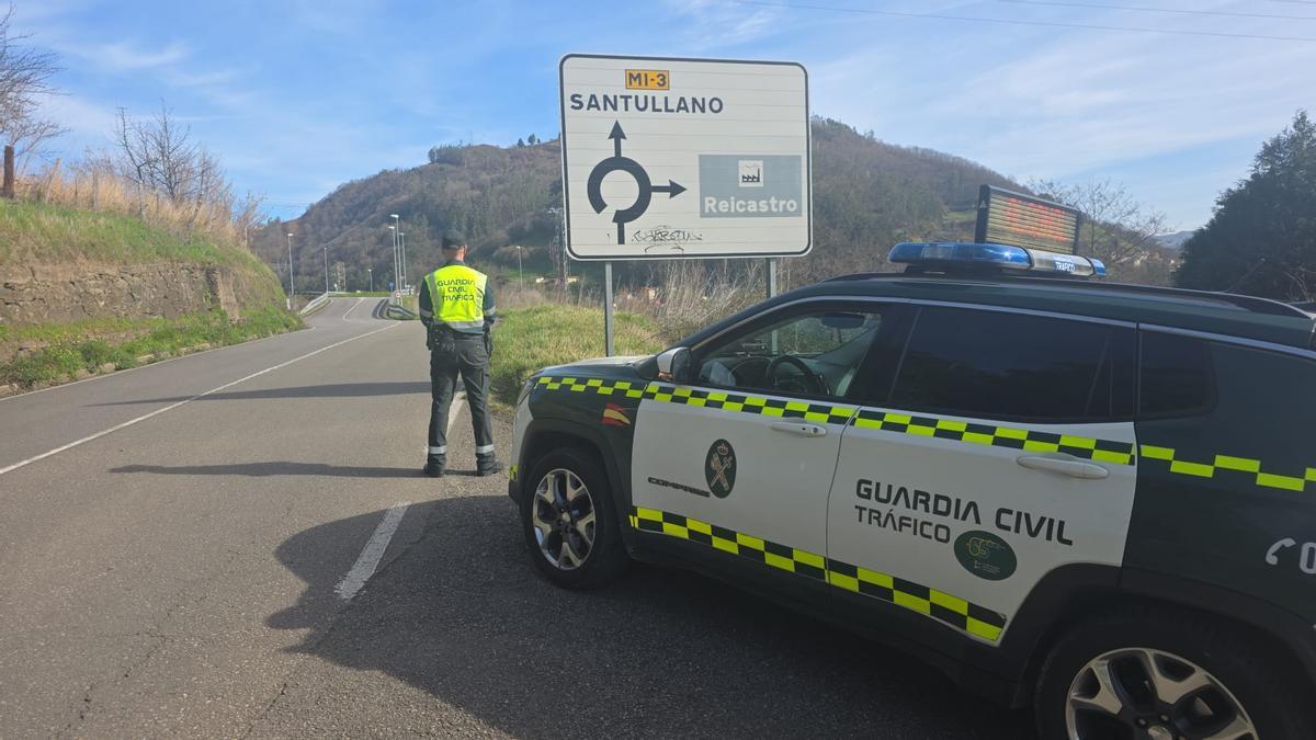 Una patrulla de Tráfico, en la zona del control.