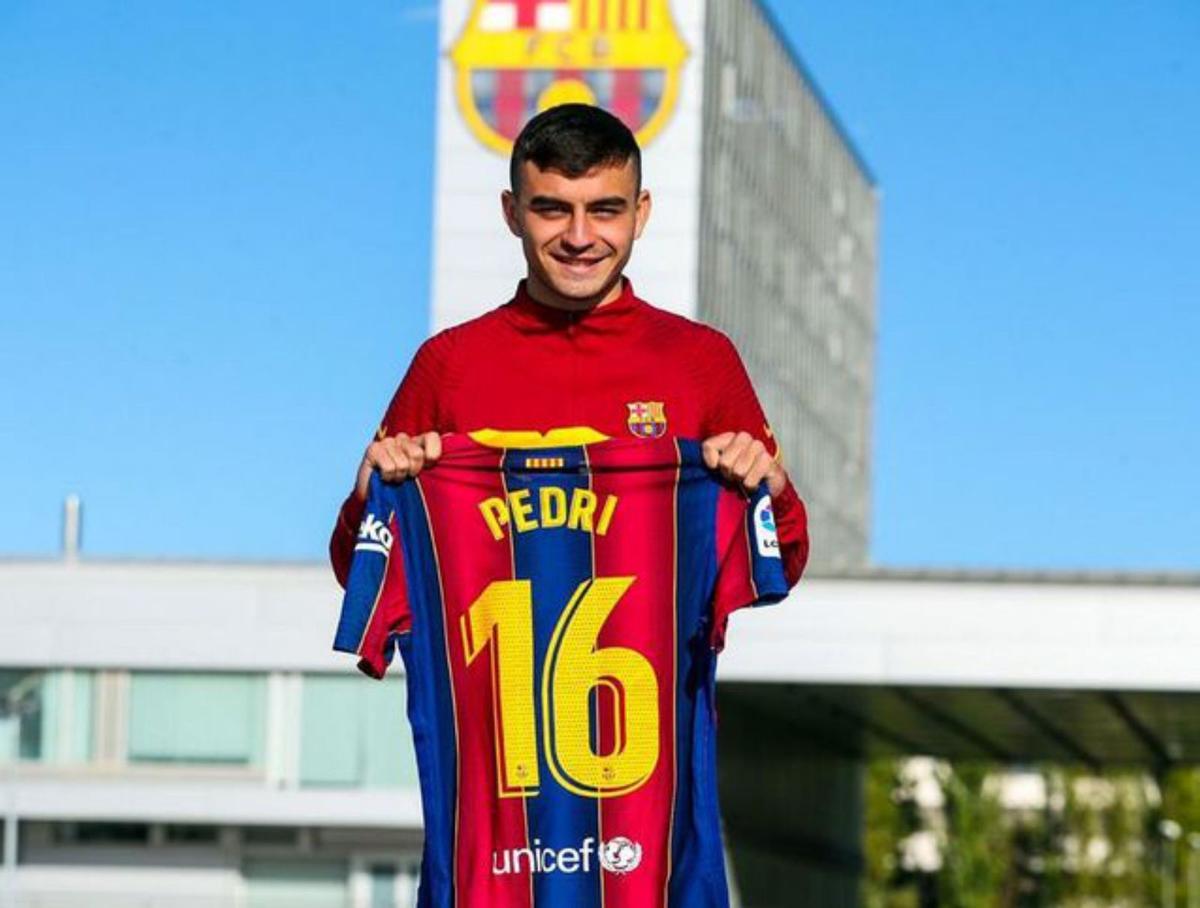 Pedri, con una camiseta del FC Barcelona. | | FCB